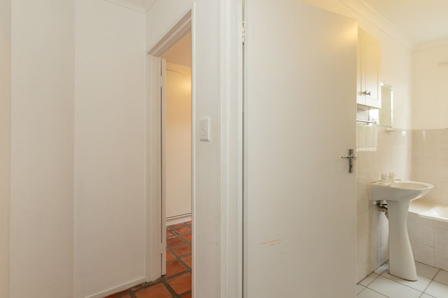 To Let 2 Bedroom Property for Rent in Claremont Village Western Cape